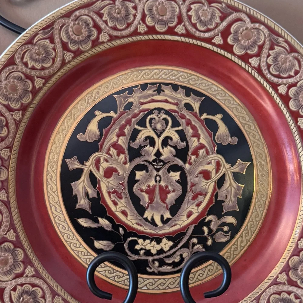 Price Drop!! ⬇️ Wrought iron display and four decorative plates by Oriental